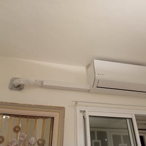 מזגן מותקן על קיר פנימי בחדר