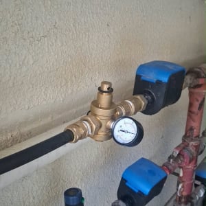 התקנת מקטין לחץ מים עם מד לחץ לצד שעוני מים
