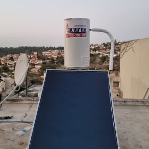 דוד שמש עם קולטן על גג בטון