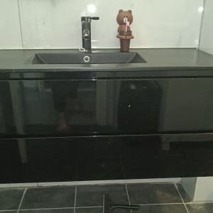 ארון אמבטיה תלוי בצבע שחור עם כיור וברז מותקן