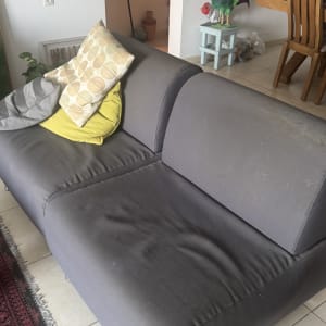 ספה אפורה עם כריות בסלון ביתי