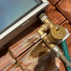 חיבור צינור למערכת דוד שמש על גג רעפים