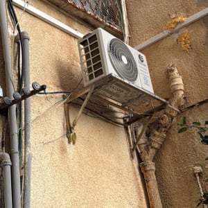 יחידת מיזוג אוויר מותקנת על קיר חיצוני של בניין