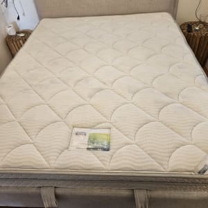 מזרן עם צינורות ניקוי מחוברים בתחתית