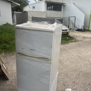 מקרר עטוף בניילון בחצר חיצונית