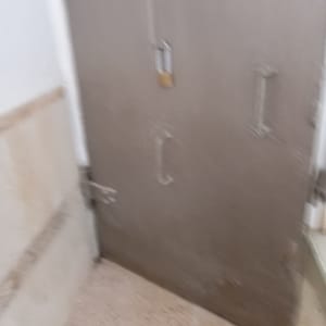 דלת מתכת עם מנעול תלוי בחדר