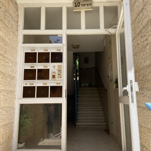 כניסה לבניין עם אינטרקום ותיבות דואר