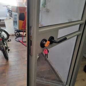 דלת זכוכית עם ידית ומנעול, מפתחות תלויים