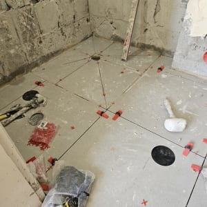 ריצוף חדש עם כלים וחומרים לשיפוץ