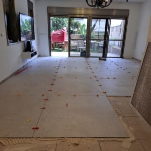 ריצוף חדש עם מרווחים, כלים לריצוף על הרצפה