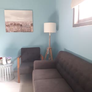 תמונה של בניינים תלויה על קיר כחול