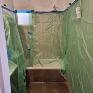 חדר אמבטיה עם כיסוי ירוק לקראת צביעה