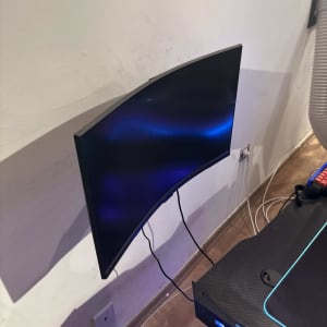 מסך מחשב מותקן על קיר עם כבלים מחוברים