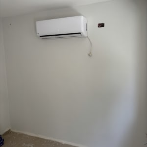 מזגן מותקן על קיר בחדר ריק