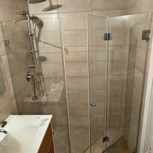 מקלחון זכוכית עם ראש מקלחת מתכתי