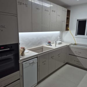 מטבח חדש עם ארונות ותאורה