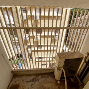 יחידת מזגן על רצפת מרפסת עם סורגים