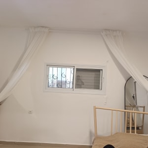 חדר עם מיטה, מראה וחלון