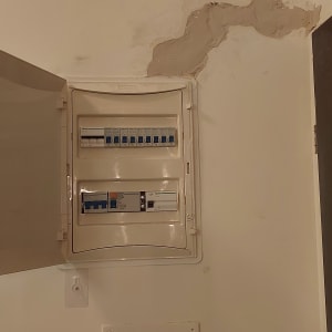 לוח חשמל פתוח עם מפסקים על קיר