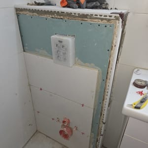 עבודת אינסטלציה עם צנרת וכלים באתר בנייה