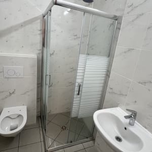 חדר אמבטיה עם מקלחון, כיור ואסלה