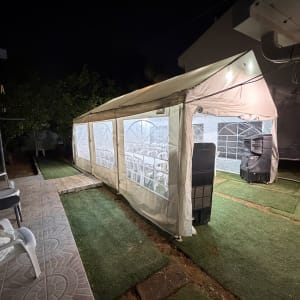 אוהל לאירועים עם תאורה בלילה