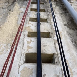 קיר עם צינורות וכבלים מחוברים