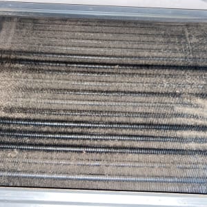 סליל מזגן מלוכלך עם אבק ולכלוך