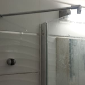 דלת זכוכית למקלחת עם מסגרת מתכת