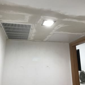 תקרת גבס עם תאורה ופתח אוורור