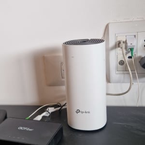 נתב TP-Link ומכשיר GOFiber מחוברים לחשמל