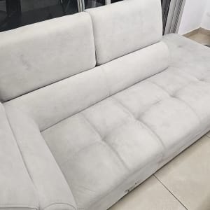 ספה אפורה נקייה עם כריות במרפסת