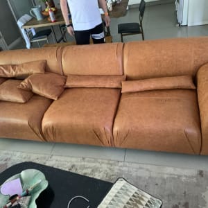 ספה חומה עם כריות בסלון ביתי