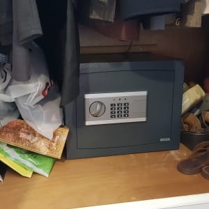 כספת עם לוח מקשים בתוך ארון בגדים