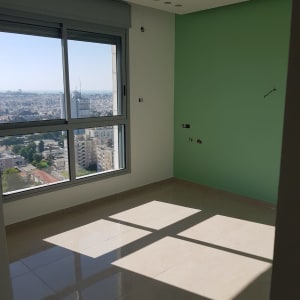 חדר ריק עם רצפה נקייה ומבריקה