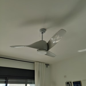 מאוורר תקרה עם שלוש כנפיים ותאורה מובנית