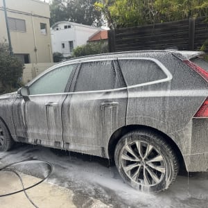 רכב מכוסה בקצף במהלך שטיפה