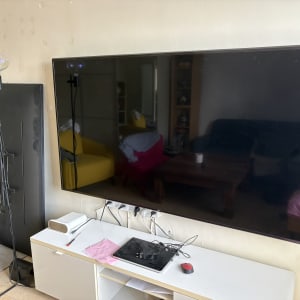 טלוויזיה מותקנת על קיר עם כבלים ומעמד