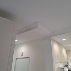 עבודת גבס בתקרה עם תאורה מובנית