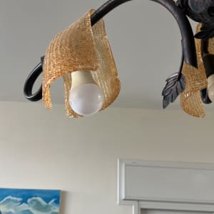 מנורה עם אהיל דקורטיבי על תקרה