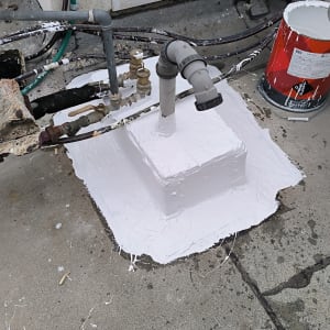 צינורות ומחברים על גג עם צבע לבן