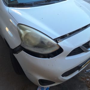 חזית רכב עם פגוש שבור ופנס פגום