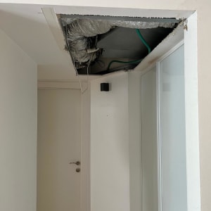 תקרה פתוחה עם צינורות חשופים במסדרון