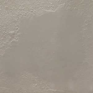 קיר עם טיח חלק ותיקון צבע