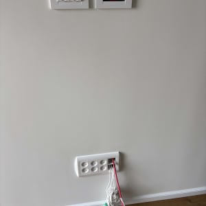 שקעי חשמל וכבלים יוצאים מהקיר