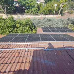 פאנלים סולאריים מותקנים על גג רעפים אדום