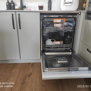 מדיח כלים פתוח במטבח מודרני עם ארונות אפורים