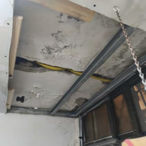 תקרה עם נזקי רטיבות ותיקונים חלקיים