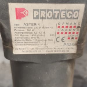 תווית על מנוע שער חשמלי עם פרטי דגם ויצרן