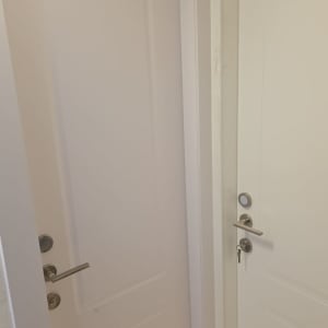 שתי דלתות לבנות עם ידיות מתכת